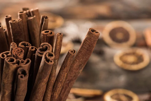 Vista de perto de paus de canela fresca aromática — Fotografia de Stock