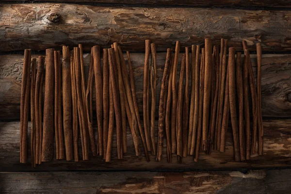 Top view of cinnamon sticks on wooden background — Stock Photo