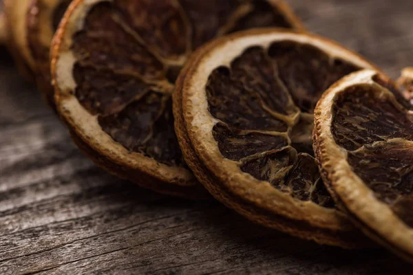 Vue rapprochée des tranches d'orange séchées sur la surface en bois — Photo de stock