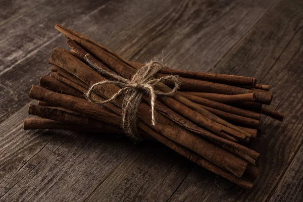 Bâtons de cannelle en bouquet sur table rustique en bois — Photo de stock