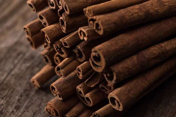 Vista de cerca de palos de canela en la mesa rústica de madera - foto de stock