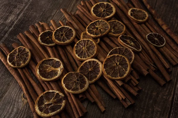 Tranches d'orange séchées et cannelle sur fond bois — Photo de stock