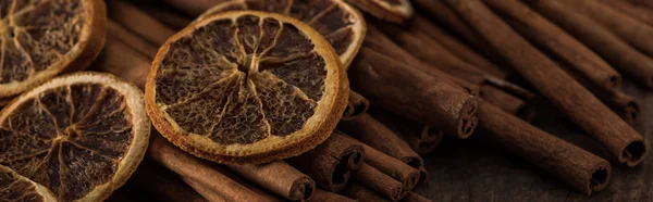 Vista de perto de fatias de laranja secas e canela, tiro panorâmico — Fotografia de Stock