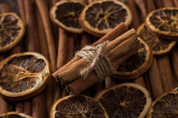 Close up view of dried orange slices and cinnamon bunch — Stock Photo