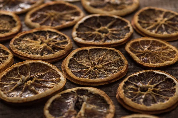 Fatias de laranja secas no fundo de madeira — Fotografia de Stock