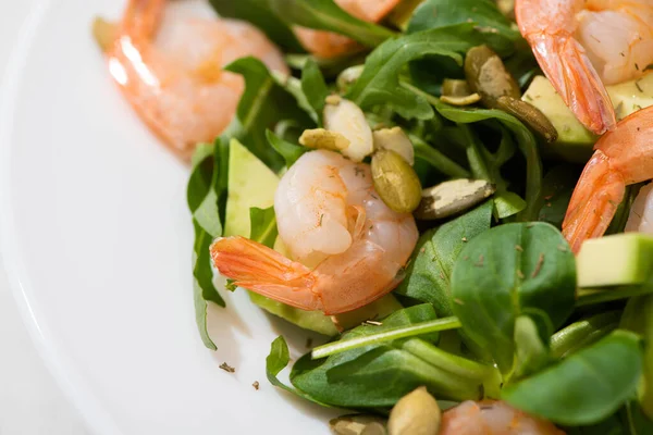 Vue rapprochée de la salade verte fraîche aux crevettes et avocat — Photo de stock