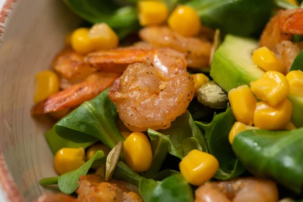 Vista de perto da salada verde fresca com sementes de abóbora, milho, camarões e abacate — Fotografia de Stock
