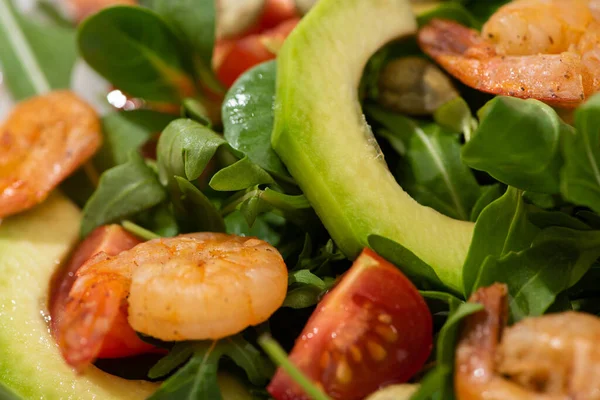 Close up view of fresh green salad with cherry tomatoes, shrimps and avocado — Stock Photo