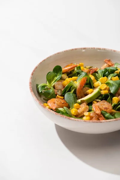 Salade verte fraîche avec maïs, crevettes et avocat sur fond blanc — Photo de stock