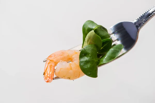 Vue rapprochée du microvert frais avec crevettes sur fourchette isolées sur blanc — Photo de stock