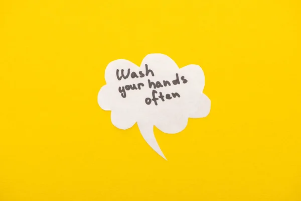 Вид зверху мовних бульбашок з миттям рук, що вимовляються на жовтому тлі — стокове фото