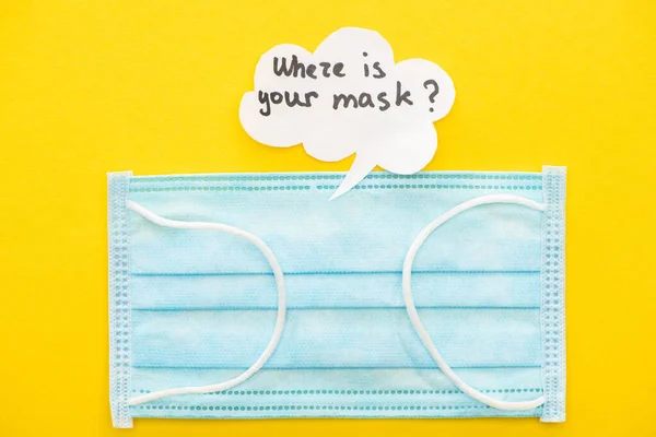 Draufsicht auf medizinische Maske mit Sprechblase auf gelbem Hintergrund — Stockfoto