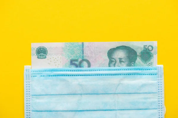Vue du haut du billet et masque médical sur fond jaune — Photo de stock