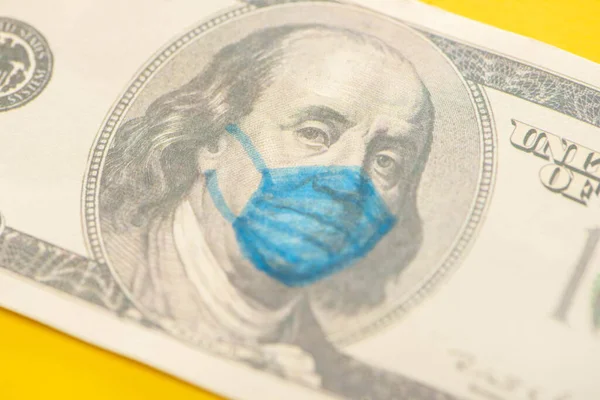 Vue rapprochée du billet en dollar avec masque médical dessiné sur fond jaune — Photo de stock