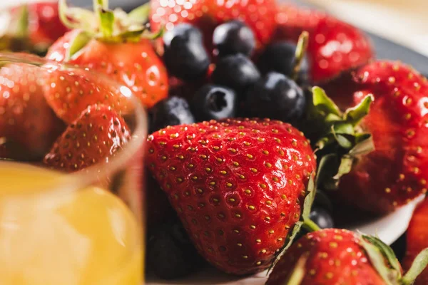 Nahaufnahme des französischen Frühstücks mit Orangensaft, Beeren — Stockfoto