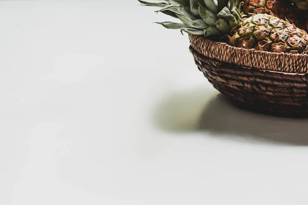 Frische köstliche Ananas im Korb auf weißem Hintergrund — Stockfoto