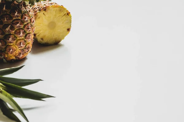 Frais coupé délicieux ananas sur fond blanc — Photo de stock