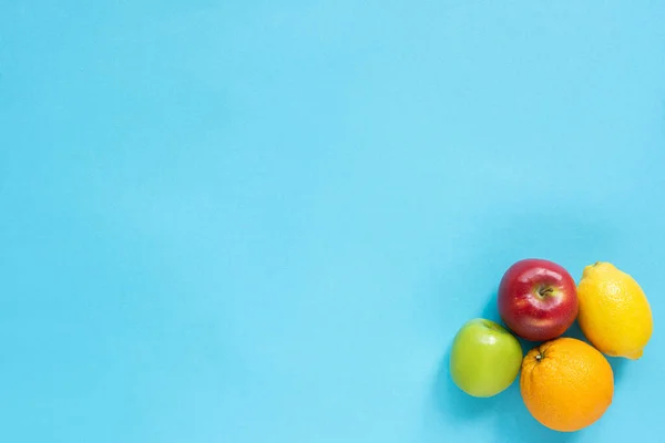Draufsicht auf reife Früchte auf blauem Hintergrund — Stockfoto