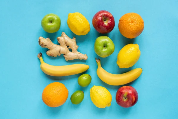 Vue de dessus des fruits entiers mûrs sur fond bleu — Photo de stock