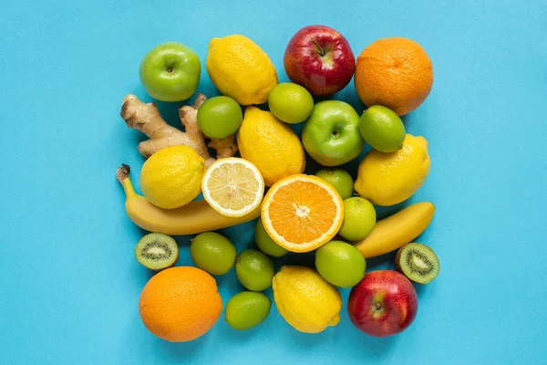 Vista superior de frutas inteiras maduras no fundo azul — Fotografia de Stock