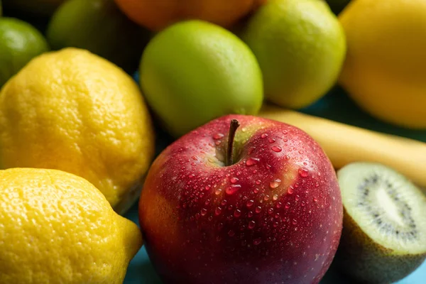 Vista de cerca de la manzana roja húmeda cerca de las frutas - foto de stock