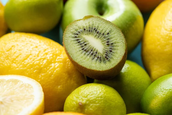 Vista ravvicinata di kiwi metà su limoni e lime — Foto stock