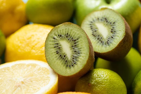 Vista ravvicinata delle metà kiwi su limoni e lime — Foto stock