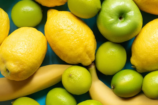 Vista dall'alto di limoni gialli, banane, mele verdi e lime — Foto stock