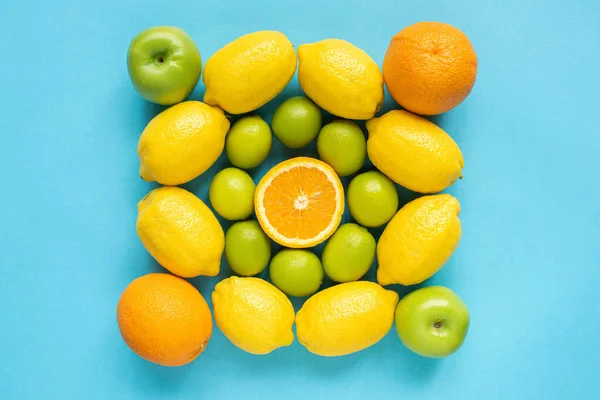 Vista superior de frutas frescas sobre fondo azul - foto de stock