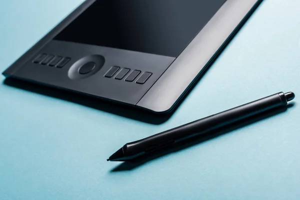 Close up view of stylus and graphics tablet on blue background — Stock Photo