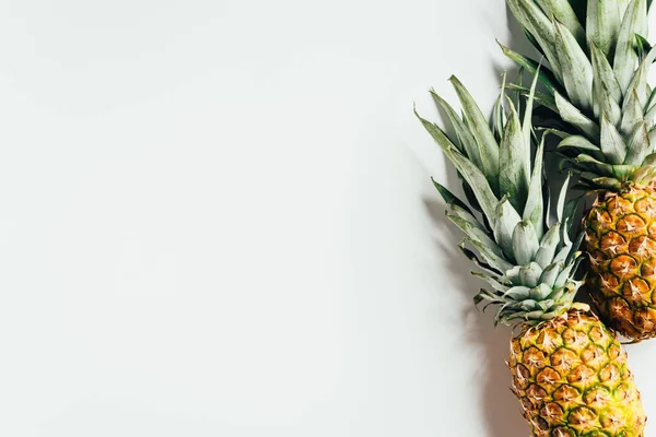 Vue de dessus des ananas frais mûrs sur fond blanc — Photo de stock