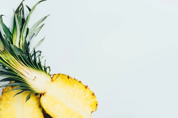 Vista dall'alto di succose metà ananas su sfondo bianco — Foto stock