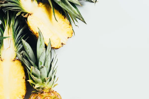 Vue de dessus des ananas juteux coupés sur fond blanc — Photo de stock