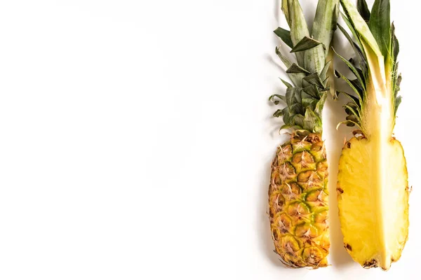 Draufsicht der geschnittenen reifen Ananas mit grünen Blättern auf weißem Hintergrund — Stockfoto