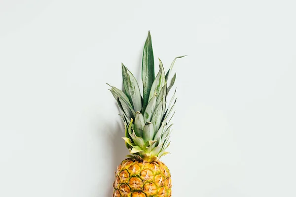 Ansicht der reifen Ananas mit grünen Blättern auf weißem Hintergrund — Stockfoto