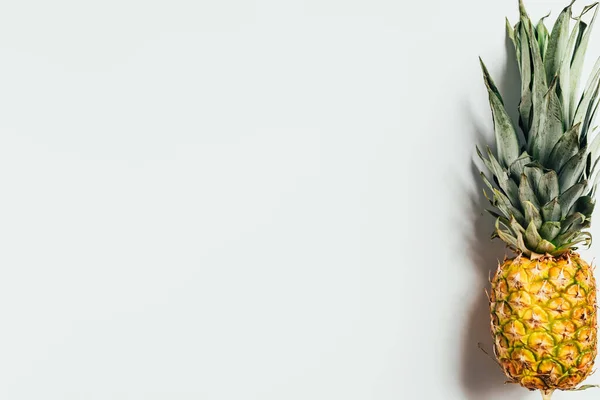 Ansicht der reifen Ananas mit grünen Blättern auf weißem Hintergrund — Stockfoto