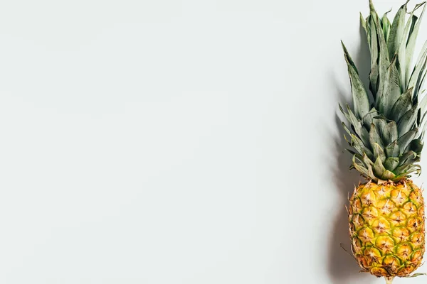 Vista dall'alto di ananas maturo con foglie verdi su sfondo bianco — Foto stock