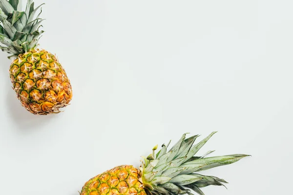 Draufsicht auf frische reife Ananas mit grünen Blättern auf weißem Hintergrund — Stockfoto