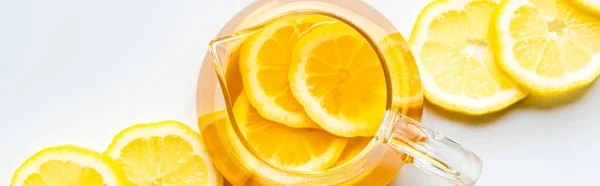 Vista superior de chá quente com fatias de limão no fundo branco, tiro panorâmico — Fotografia de Stock