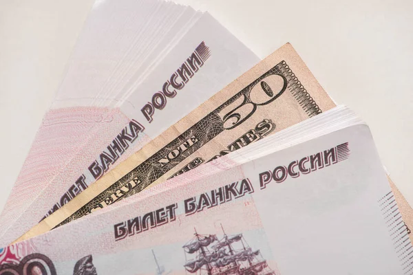 Vue du haut des roubles russes et du billet en dollar isolé sur blanc — Photo de stock