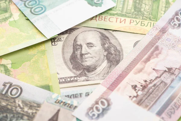 Focalisation sélective des roubles russes et des billets en dollars — Photo de stock