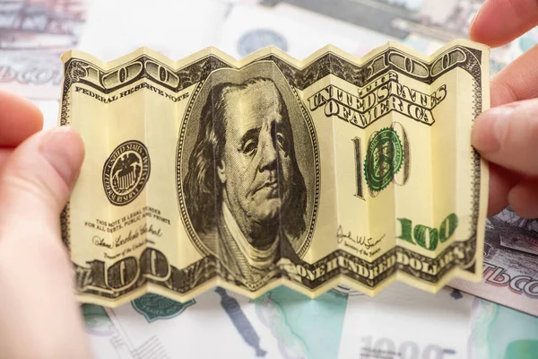 Vista cortada da mulher segurando nota de dólar amassada — Fotografia de Stock