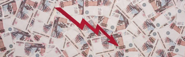 КИЕВ, УКРАИНА - 25 марта 2020 года: панорамная концепция кризисного графика вблизи российских рублевых банкнот — стоковое фото