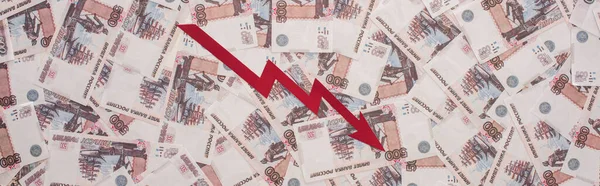 KYIV, UKRAINE - 25 MARS 2020 : concept panoramique de graphique de crise près des billets en rouble russe — Photo de stock