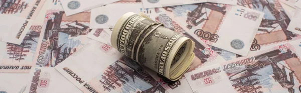 Colpo panoramico di dollari cash roll su rubli russi — Foto stock