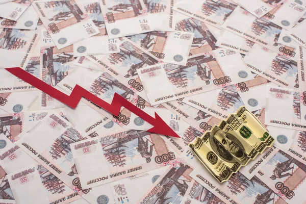 KYIV, UKRAINE - 25 MARS 2020 : vue du haut du graphique de crise près des roubles et des billets en dollars — Photo de stock