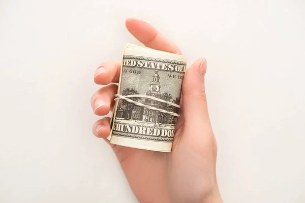 Vista superior da mulher segurando rolo de dinheiro isolado no branco — Fotografia de Stock