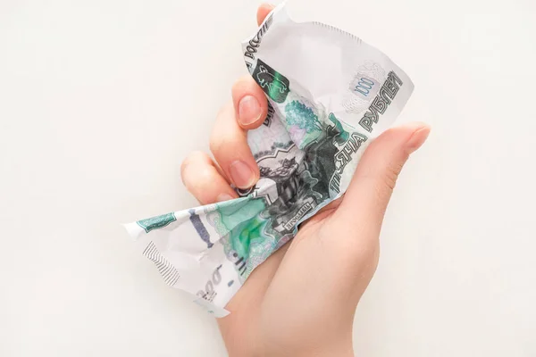 Vue recadrée de la femme tenant le billet de banque rouble froissé isolé sur blanc — Photo de stock