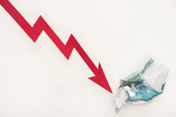 Vista superior del gráfico de crisis cerca del billete de rublo ruso aislado en blanco - foto de stock