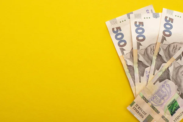 Vue du haut des billets de banque ukrainiens en hryvnia isolés sur jaune — Photo de stock